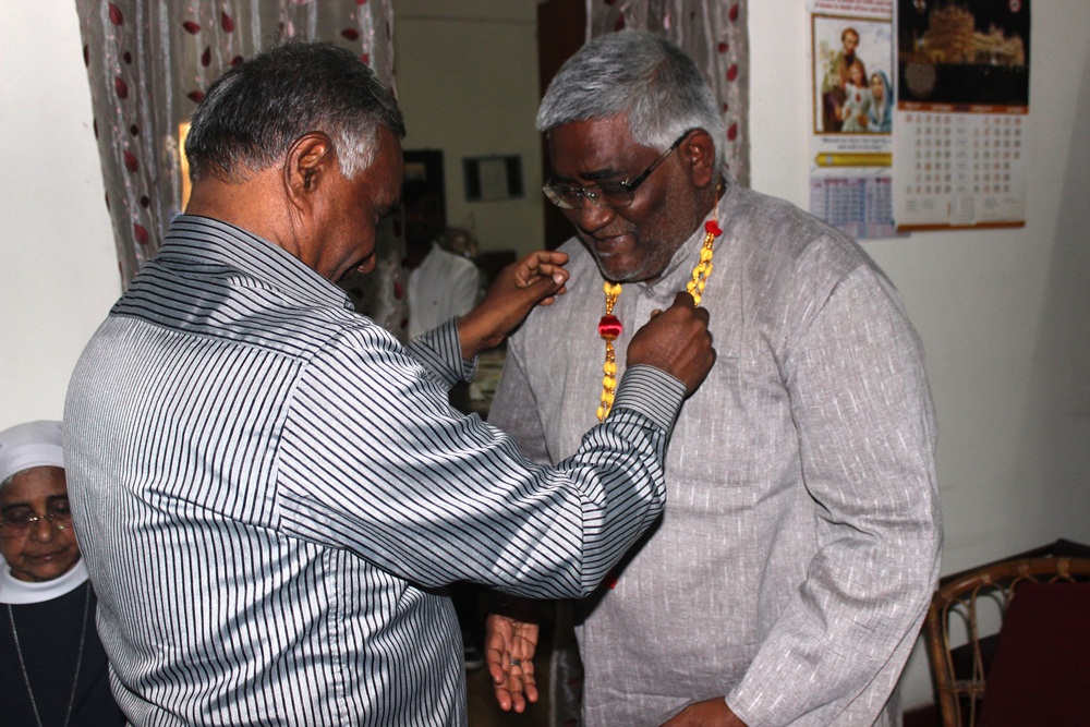 Rev Fr Xavier Arulraj - Reg Director n Commission Sec (TamilNadu) felicitates VG Backiya Regis of Chingleput Diocese